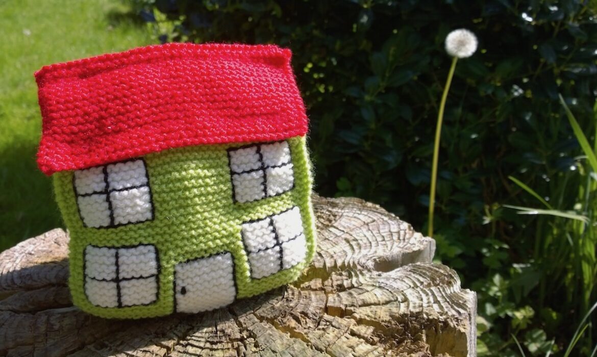 Illustration for an article about home crafts business ideas. A knitted house bag!